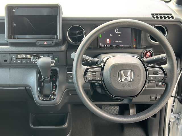 ホンダ Ｎ ＢＯＸ カスタム 広島県 2025(令7)年 0.1万km プラチナホワイトパール Honda SENSING/●衝突軽減ブレーキ（CMBS）/●先行車発進お知らせ機能/●歩行者事故低減ステアリング/●路外逸脱抑制機能/●標識認識機能/●渋滞追従機能付アダプティブクルーズコントロール（ACC）/●車線維持支援システム（LKAS）/●誤発進抑制機能/●後方誤発進抑制機能/●近距離衝突軽減ブレーキ/●急アクセル抑制機能/●パーキングセンサーシステム/●オートハイビーム/ダイレクトプロジェクション式フルLEDヘッドライト/シーケンシャルターンランプ/片側パワースライドドア/ナビ装着用スペシャルパッケージ/シートヒーター（D/N）/フロントシートアームレスト（運転席）/オートリトラミラー/スマートキー/プッシュスタート/ロールサンシェード/フルエアコン/W+サイド+カーテンエアバッグ/電子制御パーキングブレーキ/オートブレーキホールド機能/360°スーパーUV・IRカット パッケージ/エマージェンシーストップシグナル/トリコットシート（ブラック）/14インチアルミホイール（シャークグレー塗装＋切削）