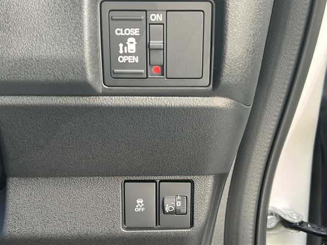 ホンダ Ｎ ＢＯＸ カスタム 広島県 2025(令7)年 0.1万km プラチナホワイトパール Honda SENSING/●衝突軽減ブレーキ（CMBS）/●先行車発進お知らせ機能/●歩行者事故低減ステアリング/●路外逸脱抑制機能/●標識認識機能/●渋滞追従機能付アダプティブクルーズコントロール（ACC）/●車線維持支援システム（LKAS）/●誤発進抑制機能/●後方誤発進抑制機能/●近距離衝突軽減ブレーキ/●急アクセル抑制機能/●パーキングセンサーシステム/●オートハイビーム/ダイレクトプロジェクション式フルLEDヘッドライト/シーケンシャルターンランプ/片側パワースライドドア/ナビ装着用スペシャルパッケージ/シートヒーター（D/N）/フロントシートアームレスト（運転席）/オートリトラミラー/スマートキー/プッシュスタート/ロールサンシェード/フルエアコン/W+サイド+カーテンエアバッグ/電子制御パーキングブレーキ/オートブレーキホールド機能/360°スーパーUV・IRカット パッケージ/エマージェンシーストップシグナル/トリコットシート（ブラック）/14インチアルミホイール（シャークグレー塗装＋切削）
