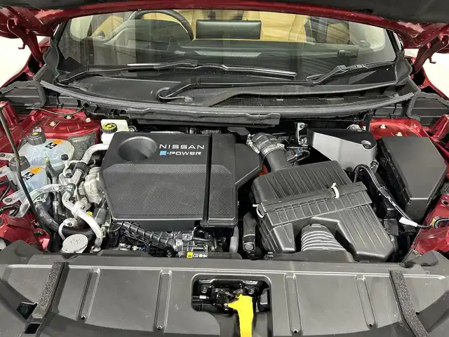 日産 エクストレイル G e－4ORCE 佐賀県 2023(令5)年 0.9万km カーマインレッド 純正12.3型ナビ/（ＡＭ/ＦＭ/CD/DVD/Bluetooth/フルセグTV）/全周囲カメラ/プロパイロット/前後ドライブレコーダー/衝突被害軽減システム/レーンアシスト/コーナーセンサー/シートヒーター/ステアリングヒーター/ブラインドスポットモニター/パワーシート/シートメモリ/置くだけ充電/LEDヘッドライト/オートエアコン/盗難防止装置/横滑り防止装置/オートライト/スマートキー/プッシュスタート/USB入力端子/純正フロアマット/純正15インチアルミホイール/ステアリングスイッチ/電動格納ミラー