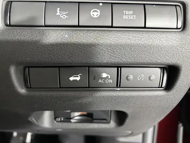 日産 エクストレイル G e－4ORCE 佐賀県 2023(令5)年 0.9万km カーマインレッド 純正12.3型ナビ/（ＡＭ/ＦＭ/CD/DVD/Bluetooth/フルセグTV）/全周囲カメラ/プロパイロット/前後ドライブレコーダー/衝突被害軽減システム/レーンアシスト/コーナーセンサー/シートヒーター/ステアリングヒーター/ブラインドスポットモニター/パワーシート/シートメモリ/置くだけ充電/LEDヘッドライト/オートエアコン/盗難防止装置/横滑り防止装置/オートライト/スマートキー/プッシュスタート/USB入力端子/純正フロアマット/純正15インチアルミホイール/ステアリングスイッチ/電動格納ミラー