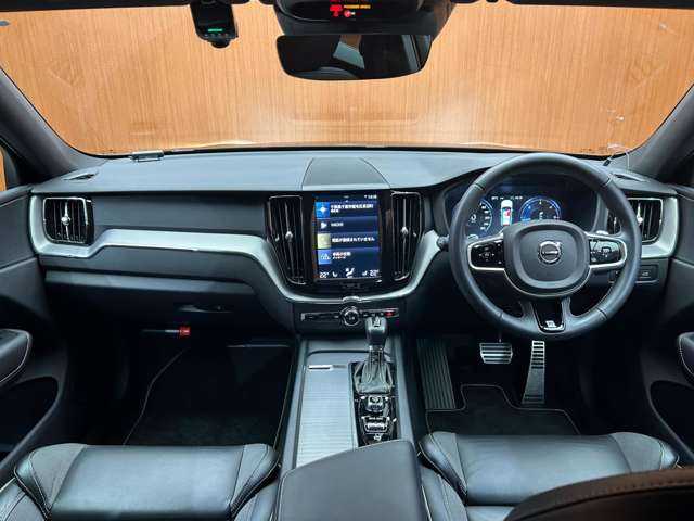 ボルボ ＸＣ６０ D4 AWD Rデザイン 千葉県 2019(令1)年 2.7万km オニキスブラックP 半革シート　/ＡＣＣ　/ナビ　/ＴＶ　/Ｂｌｕｅｔｏｏｔｈ接続　/３６０°シートヒーター　/電動リアゲート　/ＬＥＤヘッドライト　/パーキングアシスト　/衝突軽減ブレーキ　/ＢＳＭ　/ＬＫＡ　/ＥＴＣ　/ドラレコ前後
