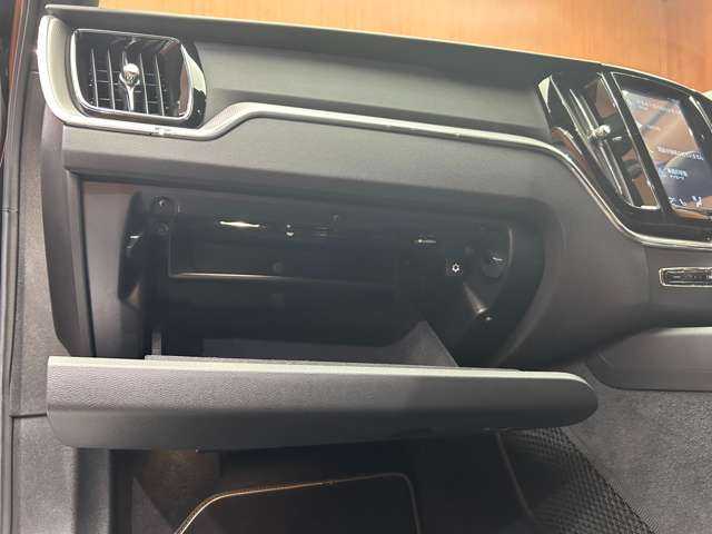 ボルボ ＸＣ６０ D4 AWD Rデザイン 千葉県 2019(令1)年 2.7万km オニキスブラックP 半革シート　/ＡＣＣ　/ナビ　/ＴＶ　/Ｂｌｕｅｔｏｏｔｈ接続　/３６０°シートヒーター　/電動リアゲート　/ＬＥＤヘッドライト　/パーキングアシスト　/衝突軽減ブレーキ　/ＢＳＭ　/ＬＫＡ　/ＥＴＣ　/ドラレコ前後