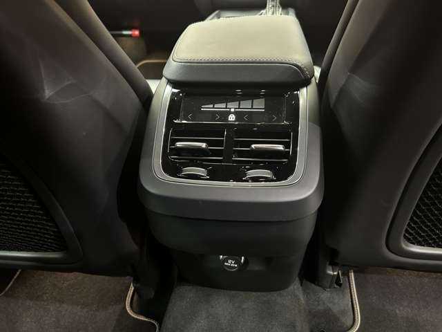 ボルボ ＸＣ６０ D4 AWD Rデザイン 千葉県 2019(令1)年 2.7万km オニキスブラックP 半革シート　/ＡＣＣ　/ナビ　/ＴＶ　/Ｂｌｕｅｔｏｏｔｈ接続　/３６０°シートヒーター　/電動リアゲート　/ＬＥＤヘッドライト　/パーキングアシスト　/衝突軽減ブレーキ　/ＢＳＭ　/ＬＫＡ　/ＥＴＣ　/ドラレコ前後