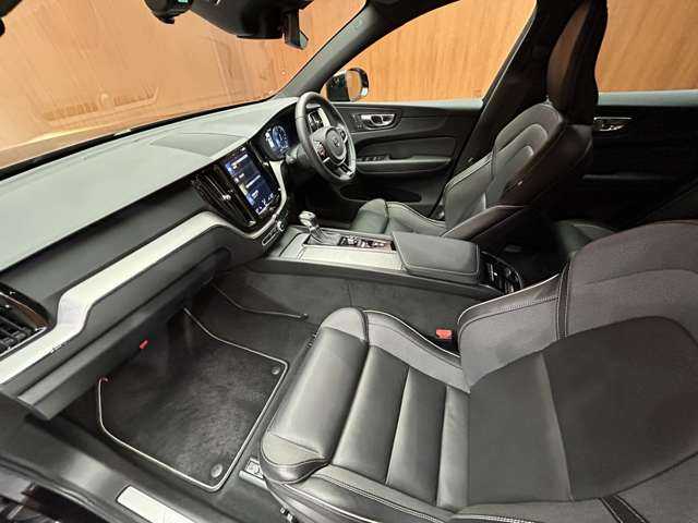 ボルボ ＸＣ６０ D4 AWD Rデザイン 千葉県 2019(令1)年 2.7万km オニキスブラックP 半革シート　/ＡＣＣ　/ナビ　/ＴＶ　/Ｂｌｕｅｔｏｏｔｈ接続　/３６０°シートヒーター　/電動リアゲート　/ＬＥＤヘッドライト　/パーキングアシスト　/衝突軽減ブレーキ　/ＢＳＭ　/ＬＫＡ　/ＥＴＣ　/ドラレコ前後