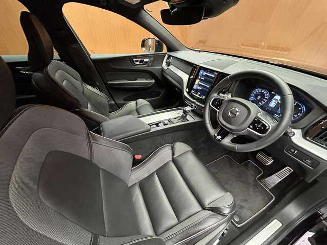 ボルボ ＸＣ６０ D4 AWD Rデザイン 千葉県 2019(令1)年 2.7万km オニキスブラックP 半革シート　/ＡＣＣ　/ナビ　/ＴＶ　/Ｂｌｕｅｔｏｏｔｈ接続　/３６０°シートヒーター　/電動リアゲート　/ＬＥＤヘッドライト　/パーキングアシスト　/衝突軽減ブレーキ　/ＢＳＭ　/ＬＫＡ　/ＥＴＣ　/ドラレコ前後