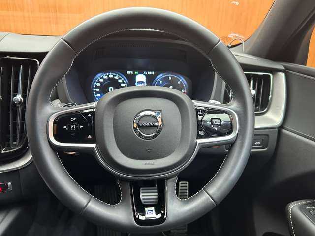 ボルボ ＸＣ６０ D4 AWD Rデザイン 千葉県 2019(令1)年 2.7万km オニキスブラックP 半革シート　/ＡＣＣ　/ナビ　/ＴＶ　/Ｂｌｕｅｔｏｏｔｈ接続　/３６０°シートヒーター　/電動リアゲート　/ＬＥＤヘッドライト　/パーキングアシスト　/衝突軽減ブレーキ　/ＢＳＭ　/ＬＫＡ　/ＥＴＣ　/ドラレコ前後