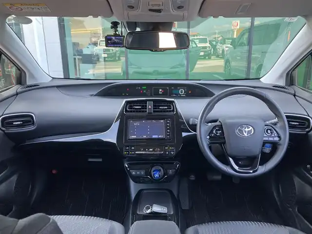 トヨタ プリウス A 香川県 2019(平31)年 5.4万km スティールブロンドM 登録時走行距離：53869km/純正7インチナビ/フルセグTV/Bluetooth/バックカメラ/トヨタセーフティーセンス/レーダークルーズコントロール/ブラインドスポットモニター/ヘッドアップディスプレイ/レーンキープアシスト/ＥＴＣ/ドライブレコーダー/LEDヘッドライト/プッシュスタート/スマートキー/革巻きステアリング/ステアリングリモコン/電動格納ウィンカーミラー/パワーウィンドウオールオート/純正フロアマット/ISOFIX