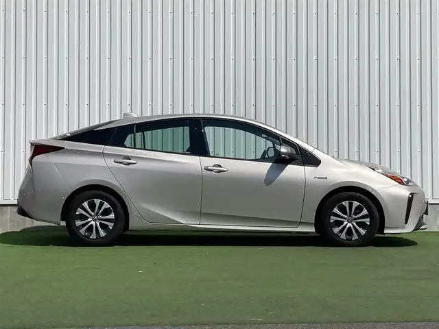 トヨタ プリウス A 香川県 2019(平31)年 5.4万km スティールブロンドM 登録時走行距離：53869km/純正7インチナビ/フルセグTV/Bluetooth/バックカメラ/トヨタセーフティーセンス/レーダークルーズコントロール/ブラインドスポットモニター/ヘッドアップディスプレイ/レーンキープアシスト/ＥＴＣ/ドライブレコーダー/LEDヘッドライト/プッシュスタート/スマートキー/革巻きステアリング/ステアリングリモコン/電動格納ウィンカーミラー/パワーウィンドウオールオート/純正フロアマット/ISOFIX