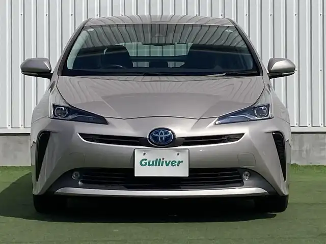 トヨタ プリウス A 香川県 2019(平31)年 5.4万km スティールブロンドM 登録時走行距離：53869km/純正7インチナビ/フルセグTV/Bluetooth/バックカメラ/トヨタセーフティーセンス/レーダークルーズコントロール/ブラインドスポットモニター/ヘッドアップディスプレイ/レーンキープアシスト/ＥＴＣ/ドライブレコーダー/LEDヘッドライト/プッシュスタート/スマートキー/革巻きステアリング/ステアリングリモコン/電動格納ウィンカーミラー/パワーウィンドウオールオート/純正フロアマット/ISOFIX