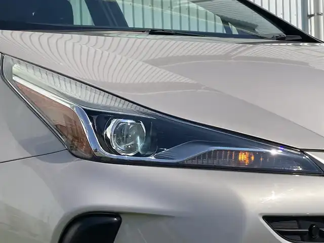 トヨタ プリウス A 香川県 2019(平31)年 5.4万km スティールブロンドM 登録時走行距離：53869km/純正7インチナビ/フルセグTV/Bluetooth/バックカメラ/トヨタセーフティーセンス/レーダークルーズコントロール/ブラインドスポットモニター/ヘッドアップディスプレイ/レーンキープアシスト/ＥＴＣ/ドライブレコーダー/LEDヘッドライト/プッシュスタート/スマートキー/革巻きステアリング/ステアリングリモコン/電動格納ウィンカーミラー/パワーウィンドウオールオート/純正フロアマット/ISOFIX