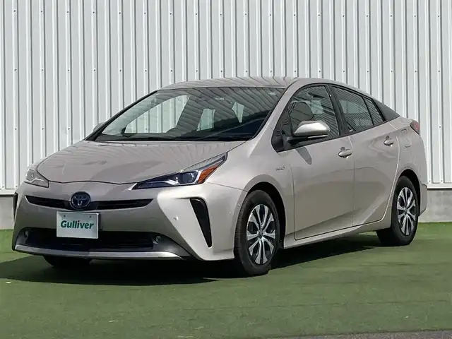 トヨタ プリウス A 香川県 2019(平31)年 5.4万km スティールブロンドM 登録時走行距離：53869km/純正7インチナビ/フルセグTV/Bluetooth/バックカメラ/トヨタセーフティーセンス/レーダークルーズコントロール/ブラインドスポットモニター/ヘッドアップディスプレイ/レーンキープアシスト/ＥＴＣ/ドライブレコーダー/LEDヘッドライト/プッシュスタート/スマートキー/革巻きステアリング/ステアリングリモコン/電動格納ウィンカーミラー/パワーウィンドウオールオート/純正フロアマット/ISOFIX