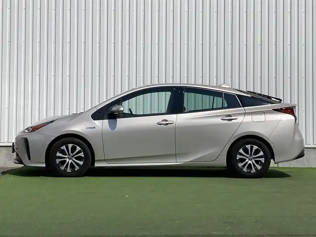トヨタ プリウス A 香川県 2019(平31)年 5.4万km スティールブロンドM 登録時走行距離：53869km/純正7インチナビ/フルセグTV/Bluetooth/バックカメラ/トヨタセーフティーセンス/レーダークルーズコントロール/ブラインドスポットモニター/ヘッドアップディスプレイ/レーンキープアシスト/ＥＴＣ/ドライブレコーダー/LEDヘッドライト/プッシュスタート/スマートキー/革巻きステアリング/ステアリングリモコン/電動格納ウィンカーミラー/パワーウィンドウオールオート/純正フロアマット/ISOFIX