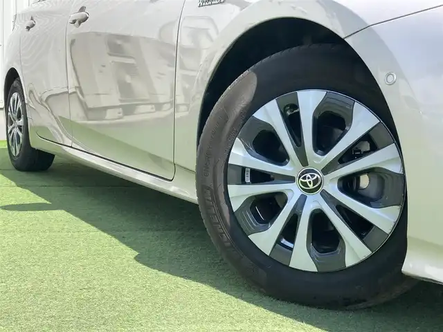 トヨタ プリウス A 香川県 2019(平31)年 5.4万km スティールブロンドM 登録時走行距離：53869km/純正7インチナビ/フルセグTV/Bluetooth/バックカメラ/トヨタセーフティーセンス/レーダークルーズコントロール/ブラインドスポットモニター/ヘッドアップディスプレイ/レーンキープアシスト/ＥＴＣ/ドライブレコーダー/LEDヘッドライト/プッシュスタート/スマートキー/革巻きステアリング/ステアリングリモコン/電動格納ウィンカーミラー/パワーウィンドウオールオート/純正フロアマット/ISOFIX