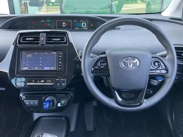 トヨタ プリウス A 香川県 2019(平31)年 5.4万km スティールブロンドM 登録時走行距離：53869km/純正7インチナビ/フルセグTV/Bluetooth/バックカメラ/トヨタセーフティーセンス/レーダークルーズコントロール/ブラインドスポットモニター/ヘッドアップディスプレイ/レーンキープアシスト/ＥＴＣ/ドライブレコーダー/LEDヘッドライト/プッシュスタート/スマートキー/革巻きステアリング/ステアリングリモコン/電動格納ウィンカーミラー/パワーウィンドウオールオート/純正フロアマット/ISOFIX