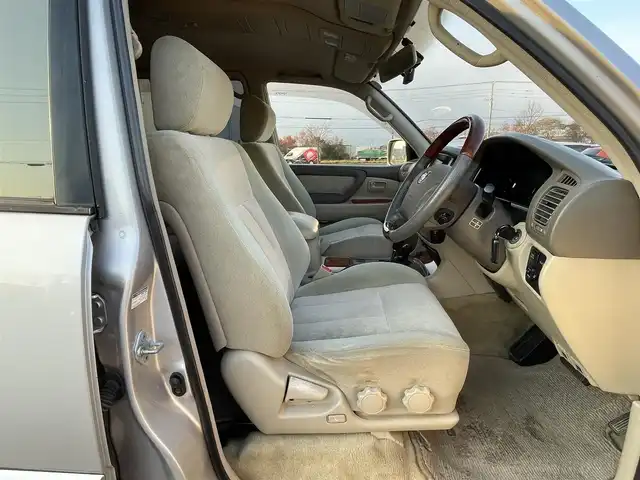 トヨタ ランドクルーザー VX－LTD 道央・札幌 2002(平14)年 12.9万km ウォームシルバーM ４WD/寒冷地仕様/純正メーカーナビ/AM/FM/CD/MD/クルーズコントロール/バックカメラ/ETC/ドライブレコーダー/センターデフロック/クールボックス/PWRMODE/2ndstart/トランスファレバー/Fシートヒーター/革巻きウッドコンビステアリング/ステアリングリモコン/リモコンキー/ハロゲンヘッドライト/オートライト/フォグランプ/ヘッドライトウォッシャー/電動格納ミラー/ヒーテッドドアミラー/純正フロアマット/ドアバイザー/リアフォグランプ/スペアキー/社外エンジンスターター/社外AW付冬タイヤ積込/275/65/R17/2020年/山8mm