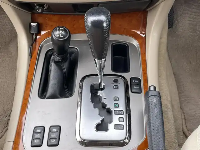 トヨタ ランドクルーザー VX－LTD 道央・札幌 2002(平14)年 12.9万km ウォームシルバーM ４WD/寒冷地仕様/純正メーカーナビ/AM/FM/CD/MD/クルーズコントロール/バックカメラ/ETC/ドライブレコーダー/センターデフロック/クールボックス/PWRMODE/2ndstart/トランスファレバー/Fシートヒーター/革巻きウッドコンビステアリング/ステアリングリモコン/リモコンキー/ハロゲンヘッドライト/オートライト/フォグランプ/ヘッドライトウォッシャー/電動格納ミラー/ヒーテッドドアミラー/純正フロアマット/ドアバイザー/リアフォグランプ/スペアキー/社外エンジンスターター/社外AW付冬タイヤ積込/275/65/R17/2020年/山8mm