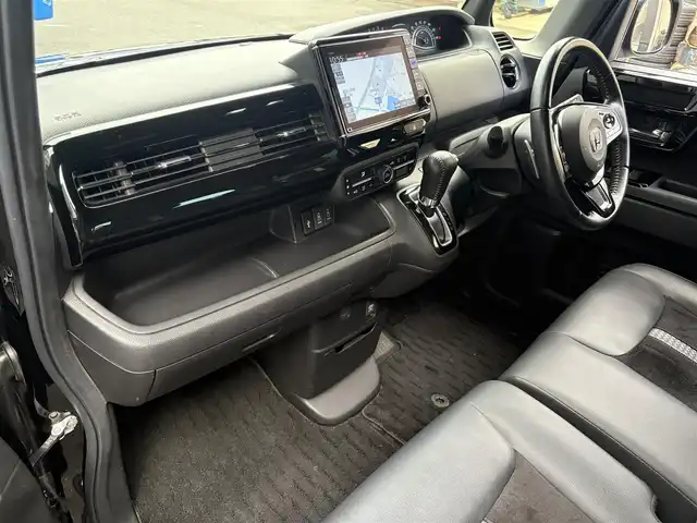 ホンダ Ｎ ＢＯＸ カスタム L ターボ 滋賀県 2021(令3)年 6.8万km クリスタルブラックパール 純正８インチナビ/Bluetooth/DVD/フルセグ/AppleCarPLay/Andoroid)/両側電動スライド/ハーフレザー/バックカメラ/リアソナー/追従クルーズコントロール/レーンキープ/ＬＥＤ/ＡＨＢ/衝突軽減/純正前後ドラレコ/ビルトインＥＴＣ/純正マット/ドアバイザー/リア席サンシェード/プッシュスタート/スマートキー/ステアリングリモコン