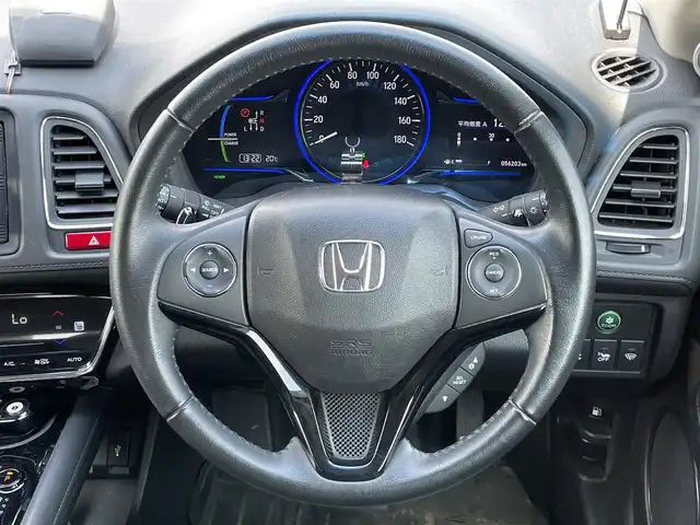 ホンダ ヴェゼル ハイブリッド X 道央・札幌 2015(平27)年 5.7万km ホワイトオーキッドパール ４WD/社外HDDナビ/CD/DVD/AUX/フルセグ/社外スピーカー/シティブレーキアクティブシステム/横滑り防止装置/クルーズコントロール/バックカメラ/ETC/ドライブレコーダー/ECONモード/EVMODE/SPORTMODE/ワイパーデアイサー/前席シートヒーター/レザーシート/革巻きステアリング/ステアリング/パドルシフト/電動パーキング/ブレーキホールド/プッシュスタート/スマートキー/h粗衣LEDヘッドライト/オートライト/フォグランプ/電動格納ミラー/ヒーテッドドアミラー/ウィンカーミラー/純正フロアマット/ドアバイザー/スペアキー/社外AW付夏タイヤ積込/215/55/R17/2016年/山5mm
