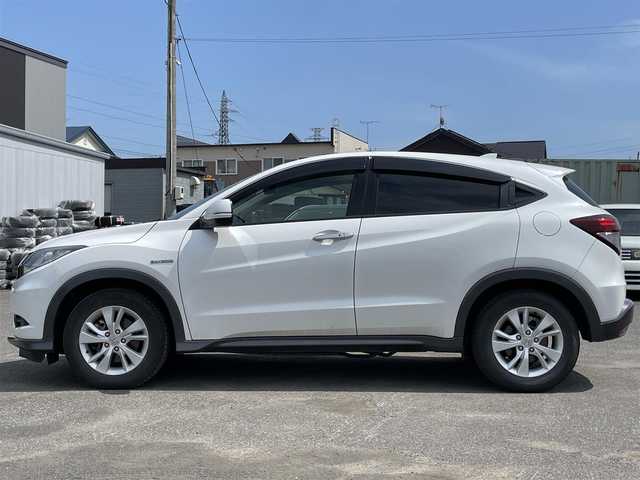 ホンダ ヴェゼル ハイブリッド X 道央・札幌 2015(平27)年 5.7万km ホワイトオーキッドパール ４WD/社外HDDナビ/CD/DVD/AUX/フルセグ/社外スピーカー/シティブレーキアクティブシステム/横滑り防止装置/クルーズコントロール/バックカメラ/ETC/ドライブレコーダー/ECONモード/EVMODE/SPORTMODE/ワイパーデアイサー/前席シートヒーター/レザーシート/革巻きステアリング/ステアリング/パドルシフト/電動パーキング/ブレーキホールド/プッシュスタート/スマートキー/h粗衣LEDヘッドライト/オートライト/フォグランプ/電動格納ミラー/ヒーテッドドアミラー/ウィンカーミラー/純正フロアマット/ドアバイザー/スペアキー/社外AW付夏タイヤ積込/215/55/R17/2016年/山5mm