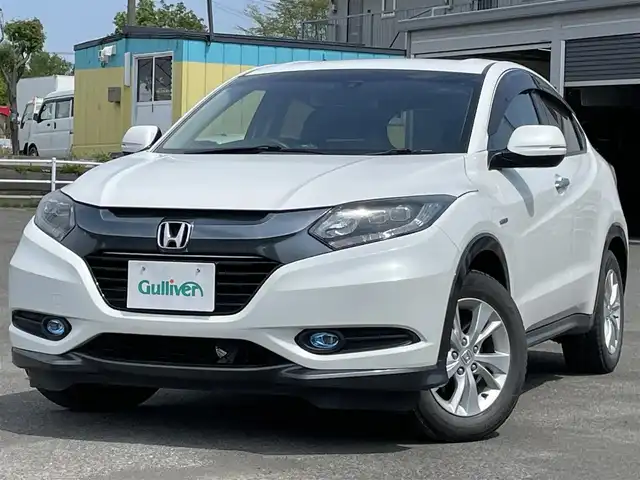 ホンダ ヴェゼル ハイブリッド X 道央・札幌 2015(平27)年 5.7万km ホワイトオーキッドパール ４WD/社外HDDナビ/CD/DVD/AUX/フルセグ/社外スピーカー/シティブレーキアクティブシステム/横滑り防止装置/クルーズコントロール/バックカメラ/ETC/ドライブレコーダー/ECONモード/EVMODE/SPORTMODE/ワイパーデアイサー/前席シートヒーター/レザーシート/革巻きステアリング/ステアリング/パドルシフト/電動パーキング/ブレーキホールド/プッシュスタート/スマートキー/h粗衣LEDヘッドライト/オートライト/フォグランプ/電動格納ミラー/ヒーテッドドアミラー/ウィンカーミラー/純正フロアマット/ドアバイザー/スペアキー/社外AW付夏タイヤ積込/215/55/R17/2016年/山5mm