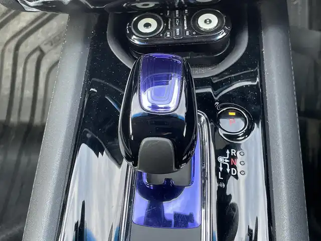 ホンダ ヴェゼル ハイブリッド X 道央・札幌 2015(平27)年 5.7万km ホワイトオーキッドパール ４WD/社外HDDナビ/CD/DVD/AUX/フルセグ/社外スピーカー/シティブレーキアクティブシステム/横滑り防止装置/クルーズコントロール/バックカメラ/ETC/ドライブレコーダー/ECONモード/EVMODE/SPORTMODE/ワイパーデアイサー/前席シートヒーター/レザーシート/革巻きステアリング/ステアリング/パドルシフト/電動パーキング/ブレーキホールド/プッシュスタート/スマートキー/h粗衣LEDヘッドライト/オートライト/フォグランプ/電動格納ミラー/ヒーテッドドアミラー/ウィンカーミラー/純正フロアマット/ドアバイザー/スペアキー/社外AW付夏タイヤ積込/215/55/R17/2016年/山5mm