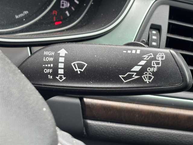 アウディ Ａ６ アバント 2．8 FSI クワトロ 福岡県 2013(平25)年 12.1万km グレイシアホワイトメタリック プッシュスタート　/スマートキー　/純正ＥＴＣ　/パーキングアシスト　/ＷＡＣエアコン　/クルーズコントロール　/Ｆカメラ　/Ｂカメラ　/フルセグＴＶ　/純正ナビ　/純正アルミ　/純正フロアマット　/電動パワーシート/レザーシート/横滑り防止装置/オートライト/LEDヘッドライト/12Vソケット付き/ベンチシート/フルフラットシート/W＋サイド、カーテンエアバッグ/前後コーナーセンサー/オートライト、オートマチックハイビーム/シートヒーター(D席＋N席)/電動リアゲート