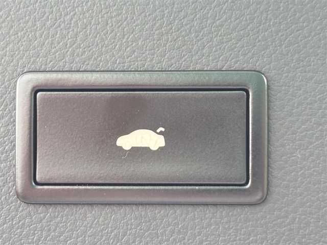 アウディ Ａ６ アバント 2．8 FSI クワトロ 福岡県 2013(平25)年 12.1万km グレイシアホワイトメタリック プッシュスタート　/スマートキー　/純正ＥＴＣ　/パーキングアシスト　/ＷＡＣエアコン　/クルーズコントロール　/Ｆカメラ　/Ｂカメラ　/フルセグＴＶ　/純正ナビ　/純正アルミ　/純正フロアマット　/電動パワーシート/レザーシート/横滑り防止装置/オートライト/LEDヘッドライト/12Vソケット付き/ベンチシート/フルフラットシート/W＋サイド、カーテンエアバッグ/前後コーナーセンサー/オートライト、オートマチックハイビーム/シートヒーター(D席＋N席)/電動リアゲート