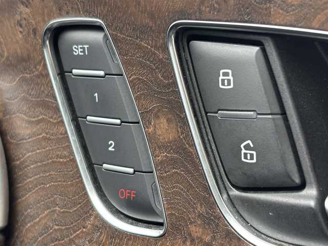 アウディ Ａ６ アバント 2．8 FSI クワトロ 福岡県 2013(平25)年 12.1万km グレイシアホワイトメタリック プッシュスタート　/スマートキー　/純正ＥＴＣ　/パーキングアシスト　/ＷＡＣエアコン　/クルーズコントロール　/Ｆカメラ　/Ｂカメラ　/フルセグＴＶ　/純正ナビ　/純正アルミ　/純正フロアマット　/電動パワーシート/レザーシート/横滑り防止装置/オートライト/LEDヘッドライト/12Vソケット付き/ベンチシート/フルフラットシート/W＋サイド、カーテンエアバッグ/前後コーナーセンサー/オートライト、オートマチックハイビーム/シートヒーター(D席＋N席)/電動リアゲート