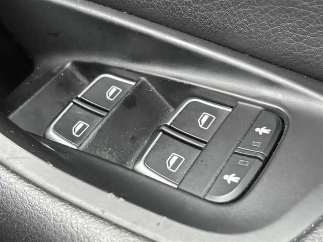 アウディ Ａ６ アバント 2．8 FSI クワトロ 福岡県 2013(平25)年 12.1万km グレイシアホワイトメタリック プッシュスタート　/スマートキー　/純正ＥＴＣ　/パーキングアシスト　/ＷＡＣエアコン　/クルーズコントロール　/Ｆカメラ　/Ｂカメラ　/フルセグＴＶ　/純正ナビ　/純正アルミ　/純正フロアマット　/電動パワーシート/レザーシート/横滑り防止装置/オートライト/LEDヘッドライト/12Vソケット付き/ベンチシート/フルフラットシート/W＋サイド、カーテンエアバッグ/前後コーナーセンサー/オートライト、オートマチックハイビーム/シートヒーター(D席＋N席)/電動リアゲート