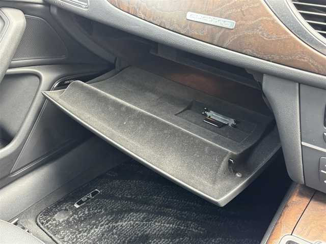 アウディ Ａ６ アバント 2．8 FSI クワトロ 福岡県 2013(平25)年 12.1万km グレイシアホワイトメタリック プッシュスタート　/スマートキー　/純正ＥＴＣ　/パーキングアシスト　/ＷＡＣエアコン　/クルーズコントロール　/Ｆカメラ　/Ｂカメラ　/フルセグＴＶ　/純正ナビ　/純正アルミ　/純正フロアマット　/電動パワーシート/レザーシート/横滑り防止装置/オートライト/LEDヘッドライト/12Vソケット付き/ベンチシート/フルフラットシート/W＋サイド、カーテンエアバッグ/前後コーナーセンサー/オートライト、オートマチックハイビーム/シートヒーター(D席＋N席)/電動リアゲート