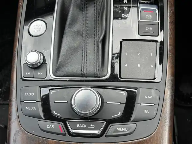 アウディ Ａ６ アバント 2．8 FSI クワトロ 福岡県 2013(平25)年 12.1万km グレイシアホワイトメタリック プッシュスタート　/スマートキー　/純正ＥＴＣ　/パーキングアシスト　/ＷＡＣエアコン　/クルーズコントロール　/Ｆカメラ　/Ｂカメラ　/フルセグＴＶ　/純正ナビ　/純正アルミ　/純正フロアマット　/電動パワーシート/レザーシート/横滑り防止装置/オートライト/LEDヘッドライト/12Vソケット付き/ベンチシート/フルフラットシート/W＋サイド、カーテンエアバッグ/前後コーナーセンサー/オートライト、オートマチックハイビーム/シートヒーター(D席＋N席)/電動リアゲート