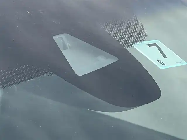 ホンダ ヴェゼル ハイブリッド 秋田県 2017(平29)年 8.1万km ホワイトオーキッドパール 社外ナビ/衝突軽減システム/LEDヘッドライト/４WD/純正アルミ/フルセグ/バックカメラ/スマートキー/アイドリングストップ/プッシュスタート/レーンキープアシスト/コーナーセンサー/クルーズコントロール/パドルシフト/パーキングアシスト/前席シートヒーター/純正フロアマット/純正ドアバイザー/ETC/オートライト/オートエアコン/パワーステアリング/パワーウィンドウ/横滑り防止/電動格納ウィンカーミラー