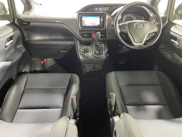 トヨタ ヴォクシー ZS 神奈川県 2015(平27)年 3万km ブラック 社外7型SDナビゲーション【700W】/社外フリップダウンモニター【TMX-RM3005】/フルセグ　SD　CD DVD　HDMI　AUX　Bluetooth　USB/バックカメラ/両側電動スライドドア【サンシェード】/アイドリングストップ/ビルトインETC/ECO/革巻きステアリング/プッシュスタート/スマートキー/LEDヘッドランプ/フロントフォグランプ/純正16インチアルミホイール/社外テールランプ/純正サイド/リアスポイラー/スペアキー