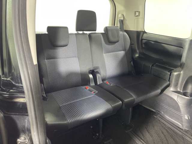 トヨタ ヴォクシー ZS 神奈川県 2015(平27)年 3万km ブラック 社外7型SDナビゲーション【700W】/社外フリップダウンモニター【TMX-RM3005】/フルセグ　SD　CD DVD　HDMI　AUX　Bluetooth　USB/バックカメラ/両側電動スライドドア【サンシェード】/アイドリングストップ/ビルトインETC/ECO/革巻きステアリング/プッシュスタート/スマートキー/LEDヘッドランプ/フロントフォグランプ/純正16インチアルミホイール/社外テールランプ/純正サイド/リアスポイラー/スペアキー