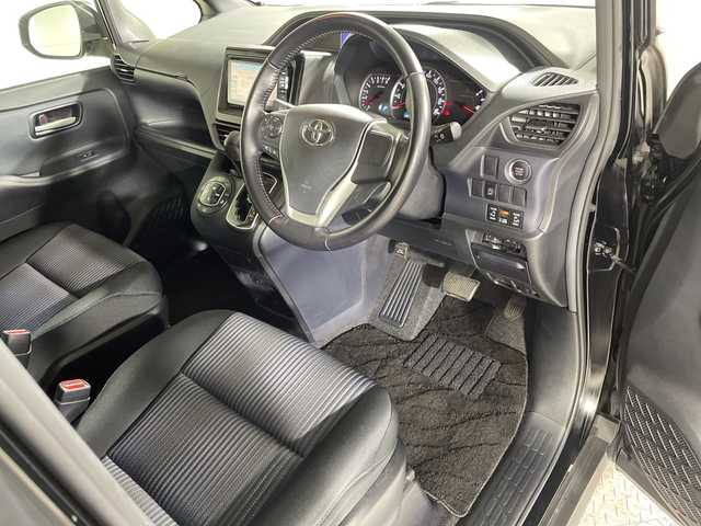 トヨタ ヴォクシー ZS 神奈川県 2015(平27)年 3万km ブラック 社外7型SDナビゲーション【700W】/社外フリップダウンモニター【TMX-RM3005】/フルセグ　SD　CD DVD　HDMI　AUX　Bluetooth　USB/バックカメラ/両側電動スライドドア【サンシェード】/アイドリングストップ/ビルトインETC/ECO/革巻きステアリング/プッシュスタート/スマートキー/LEDヘッドランプ/フロントフォグランプ/純正16インチアルミホイール/社外テールランプ/純正サイド/リアスポイラー/スペアキー