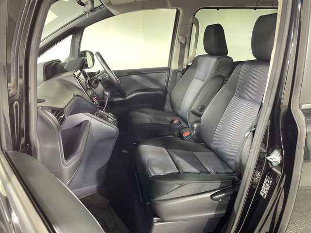 トヨタ ヴォクシー ZS 神奈川県 2015(平27)年 3万km ブラック 社外7型SDナビゲーション【700W】/社外フリップダウンモニター【TMX-RM3005】/フルセグ　SD　CD DVD　HDMI　AUX　Bluetooth　USB/バックカメラ/両側電動スライドドア【サンシェード】/アイドリングストップ/ビルトインETC/ECO/革巻きステアリング/プッシュスタート/スマートキー/LEDヘッドランプ/フロントフォグランプ/純正16インチアルミホイール/社外テールランプ/純正サイド/リアスポイラー/スペアキー