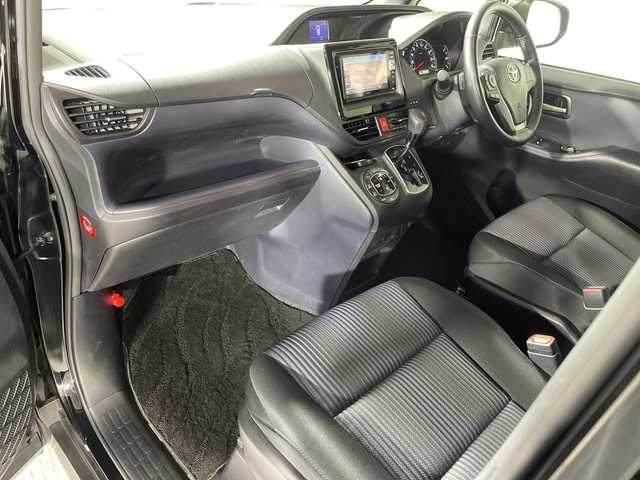 トヨタ ヴォクシー ZS 神奈川県 2015(平27)年 3万km ブラック 社外7型SDナビゲーション【700W】/社外フリップダウンモニター【TMX-RM3005】/フルセグ　SD　CD DVD　HDMI　AUX　Bluetooth　USB/バックカメラ/両側電動スライドドア【サンシェード】/アイドリングストップ/ビルトインETC/ECO/革巻きステアリング/プッシュスタート/スマートキー/LEDヘッドランプ/フロントフォグランプ/純正16インチアルミホイール/社外テールランプ/純正サイド/リアスポイラー/スペアキー