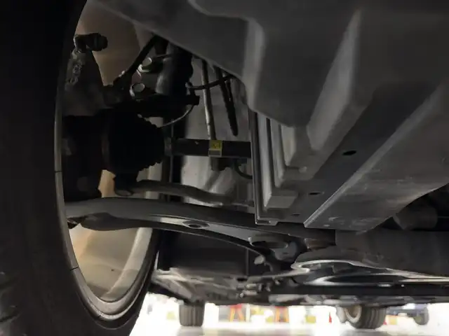 日産 ノート ニスモS 三重県 2018(平30)年 5.9万km ダークメタルグレー プレミアムガソリン/FF/5F/純正 7インチナビ MM318D-W/（iPod/SD/FM/AM/TV/USB/Bluetooth/CD/DVD/MUSIC STOCKER/VTR/AUX）/バックカメラ/ETC2.0/安全/・ABS/・VDC：ビークルダイナミクスコントロール/・横滑り抑制/・運転席・助手席エアバッグ/など/装備/・専用スポーツシート（スェード）/・オートエアコン/・ステアリングスイッチ/・オートライト/・LEDヘッドライト/・リヤフォグランプ/・プッシュスタート/・純正17inAW（17×7J＋47、100-4H）/・スマートキーx1/・保/など/【専用装備】/●専用車速感応式電動パワーステアリング/●専用本革・アルカンターラ巻3本スポークステアリング/●専用エンブレム〈センタークラスター〉/●専用コンビメーター（nismoロゴ入り、260km/hスケール）/●NISMO S専用アルミ製アクセル・ブレーキ・クラッチペダル・フットレスト/●専用チューニングコンピューター（ECU）/●NISMO S専用サスペンション、フロントスタビライザー強化/●専用ブレーキシステム（リヤディスク）/●ボディ補強/など