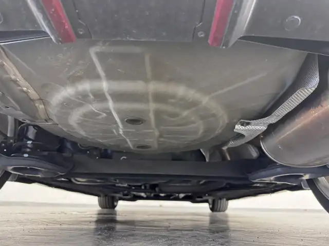 日産 ノート ニスモS 三重県 2018(平30)年 5.9万km ダークメタルグレー プレミアムガソリン/FF/5F/純正 7インチナビ MM318D-W/（iPod/SD/FM/AM/TV/USB/Bluetooth/CD/DVD/MUSIC STOCKER/VTR/AUX）/バックカメラ/ETC2.0/安全/・ABS/・VDC：ビークルダイナミクスコントロール/・横滑り抑制/・運転席・助手席エアバッグ/など/装備/・専用スポーツシート（スェード）/・オートエアコン/・ステアリングスイッチ/・オートライト/・LEDヘッドライト/・リヤフォグランプ/・プッシュスタート/・純正17inAW（17×7J＋47、100-4H）/・スマートキーx1/・保/など/【専用装備】/●専用車速感応式電動パワーステアリング/●専用本革・アルカンターラ巻3本スポークステアリング/●専用エンブレム〈センタークラスター〉/●専用コンビメーター（nismoロゴ入り、260km/hスケール）/●NISMO S専用アルミ製アクセル・ブレーキ・クラッチペダル・フットレスト/●専用チューニングコンピューター（ECU）/●NISMO S専用サスペンション、フロントスタビライザー強化/●専用ブレーキシステム（リヤディスク）/●ボディ補強/など