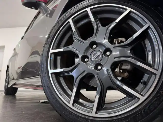 日産 ノート ニスモS 三重県 2018(平30)年 5.9万km ダークメタルグレー プレミアムガソリン/FF/5F/純正 7インチナビ MM318D-W/（iPod/SD/FM/AM/TV/USB/Bluetooth/CD/DVD/MUSIC STOCKER/VTR/AUX）/バックカメラ/ETC2.0/安全/・ABS/・VDC：ビークルダイナミクスコントロール/・横滑り抑制/・運転席・助手席エアバッグ/など/装備/・専用スポーツシート（スェード）/・オートエアコン/・ステアリングスイッチ/・オートライト/・LEDヘッドライト/・リヤフォグランプ/・プッシュスタート/・純正17inAW（17×7J＋47、100-4H）/・スマートキーx1/・保/など/【専用装備】/●専用車速感応式電動パワーステアリング/●専用本革・アルカンターラ巻3本スポークステアリング/●専用エンブレム〈センタークラスター〉/●専用コンビメーター（nismoロゴ入り、260km/hスケール）/●NISMO S専用アルミ製アクセル・ブレーキ・クラッチペダル・フットレスト/●専用チューニングコンピューター（ECU）/●NISMO S専用サスペンション、フロントスタビライザー強化/●専用ブレーキシステム（リヤディスク）/●ボディ補強/など
