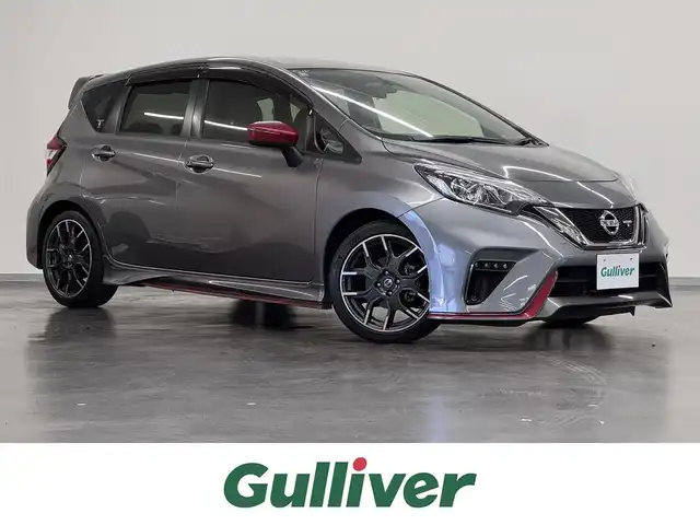 日産 ノート ニスモS 三重県 2018(平30)年 5.9万km ダークメタルグレー プレミアムガソリン/FF/5F/純正 7インチナビ MM318D-W/（iPod/SD/FM/AM/TV/USB/Bluetooth/CD/DVD/MUSIC STOCKER/VTR/AUX）/バックカメラ/ETC2.0/安全/・ABS/・VDC：ビークルダイナミクスコントロール/・横滑り抑制/・運転席・助手席エアバッグ/など/装備/・専用スポーツシート（スェード）/・オートエアコン/・ステアリングスイッチ/・オートライト/・LEDヘッドライト/・リヤフォグランプ/・プッシュスタート/・純正17inAW（17×7J＋47、100-4H）/・スマートキーx1/・保/など/【専用装備】/●専用車速感応式電動パワーステアリング/●専用本革・アルカンターラ巻3本スポークステアリング/●専用エンブレム〈センタークラスター〉/●専用コンビメーター（nismoロゴ入り、260km/hスケール）/●NISMO S専用アルミ製アクセル・ブレーキ・クラッチペダル・フットレスト/●専用チューニングコンピューター（ECU）/●NISMO S専用サスペンション、フロントスタビライザー強化/●専用ブレーキシステム（リヤディスク）/●ボディ補強/など