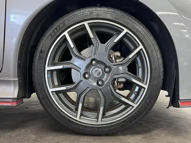日産 ノート ニスモS 三重県 2018(平30)年 5.9万km ダークメタルグレー プレミアムガソリン/FF/5F/純正 7インチナビ MM318D-W/（iPod/SD/FM/AM/TV/USB/Bluetooth/CD/DVD/MUSIC STOCKER/VTR/AUX）/バックカメラ/ETC2.0/安全/・ABS/・VDC：ビークルダイナミクスコントロール/・横滑り抑制/・運転席・助手席エアバッグ/など/装備/・専用スポーツシート（スェード）/・オートエアコン/・ステアリングスイッチ/・オートライト/・LEDヘッドライト/・リヤフォグランプ/・プッシュスタート/・純正17inAW（17×7J＋47、100-4H）/・スマートキーx1/・保/など/【専用装備】/●専用車速感応式電動パワーステアリング/●専用本革・アルカンターラ巻3本スポークステアリング/●専用エンブレム〈センタークラスター〉/●専用コンビメーター（nismoロゴ入り、260km/hスケール）/●NISMO S専用アルミ製アクセル・ブレーキ・クラッチペダル・フットレスト/●専用チューニングコンピューター（ECU）/●NISMO S専用サスペンション、フロントスタビライザー強化/●専用ブレーキシステム（リヤディスク）/●ボディ補強/など