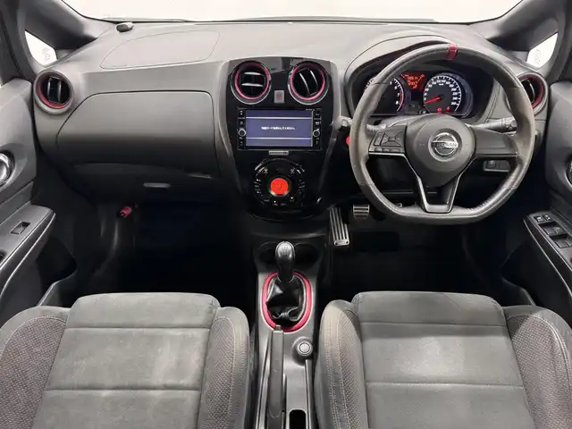 日産 ノート ニスモS 三重県 2018(平30)年 5.9万km ダークメタルグレー プレミアムガソリン/FF/5F/純正 7インチナビ MM318D-W/（iPod/SD/FM/AM/TV/USB/Bluetooth/CD/DVD/MUSIC STOCKER/VTR/AUX）/バックカメラ/ETC2.0/安全/・ABS/・VDC：ビークルダイナミクスコントロール/・横滑り抑制/・運転席・助手席エアバッグ/など/装備/・専用スポーツシート（スェード）/・オートエアコン/・ステアリングスイッチ/・オートライト/・LEDヘッドライト/・リヤフォグランプ/・プッシュスタート/・純正17inAW（17×7J＋47、100-4H）/・スマートキーx1/・保/など/【専用装備】/●専用車速感応式電動パワーステアリング/●専用本革・アルカンターラ巻3本スポークステアリング/●専用エンブレム〈センタークラスター〉/●専用コンビメーター（nismoロゴ入り、260km/hスケール）/●NISMO S専用アルミ製アクセル・ブレーキ・クラッチペダル・フットレスト/●専用チューニングコンピューター（ECU）/●NISMO S専用サスペンション、フロントスタビライザー強化/●専用ブレーキシステム（リヤディスク）/●ボディ補強/など