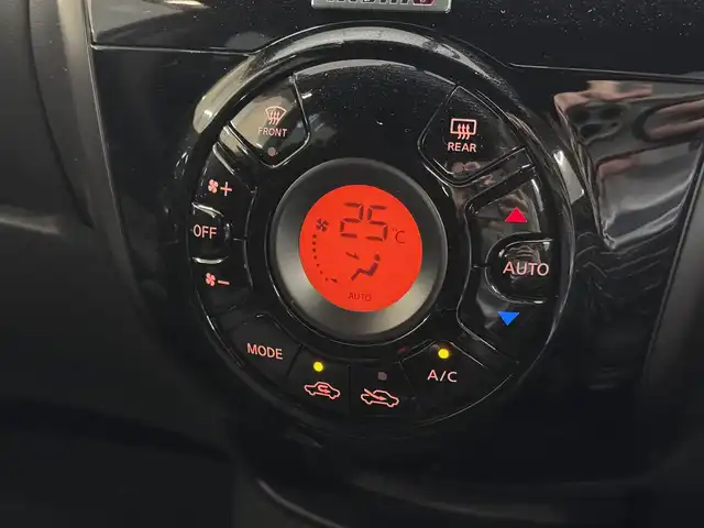 日産 ノート ニスモS 三重県 2018(平30)年 5.9万km ダークメタルグレー プレミアムガソリン/FF/5F/純正 7インチナビ MM318D-W/（iPod/SD/FM/AM/TV/USB/Bluetooth/CD/DVD/MUSIC STOCKER/VTR/AUX）/バックカメラ/ETC2.0/安全/・ABS/・VDC：ビークルダイナミクスコントロール/・横滑り抑制/・運転席・助手席エアバッグ/など/装備/・専用スポーツシート（スェード）/・オートエアコン/・ステアリングスイッチ/・オートライト/・LEDヘッドライト/・リヤフォグランプ/・プッシュスタート/・純正17inAW（17×7J＋47、100-4H）/・スマートキーx1/・保/など/【専用装備】/●専用車速感応式電動パワーステアリング/●専用本革・アルカンターラ巻3本スポークステアリング/●専用エンブレム〈センタークラスター〉/●専用コンビメーター（nismoロゴ入り、260km/hスケール）/●NISMO S専用アルミ製アクセル・ブレーキ・クラッチペダル・フットレスト/●専用チューニングコンピューター（ECU）/●NISMO S専用サスペンション、フロントスタビライザー強化/●専用ブレーキシステム（リヤディスク）/●ボディ補強/など