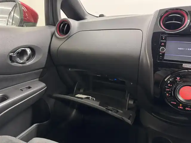 日産 ノート ニスモS 三重県 2018(平30)年 5.9万km ダークメタルグレー プレミアムガソリン/FF/5F/純正 7インチナビ MM318D-W/（iPod/SD/FM/AM/TV/USB/Bluetooth/CD/DVD/MUSIC STOCKER/VTR/AUX）/バックカメラ/ETC2.0/安全/・ABS/・VDC：ビークルダイナミクスコントロール/・横滑り抑制/・運転席・助手席エアバッグ/など/装備/・専用スポーツシート（スェード）/・オートエアコン/・ステアリングスイッチ/・オートライト/・LEDヘッドライト/・リヤフォグランプ/・プッシュスタート/・純正17inAW（17×7J＋47、100-4H）/・スマートキーx1/・保/など/【専用装備】/●専用車速感応式電動パワーステアリング/●専用本革・アルカンターラ巻3本スポークステアリング/●専用エンブレム〈センタークラスター〉/●専用コンビメーター（nismoロゴ入り、260km/hスケール）/●NISMO S専用アルミ製アクセル・ブレーキ・クラッチペダル・フットレスト/●専用チューニングコンピューター（ECU）/●NISMO S専用サスペンション、フロントスタビライザー強化/●専用ブレーキシステム（リヤディスク）/●ボディ補強/など