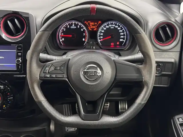 日産 ノート ニスモS 三重県 2018(平30)年 5.9万km ダークメタルグレー プレミアムガソリン/FF/5F/純正 7インチナビ MM318D-W/（iPod/SD/FM/AM/TV/USB/Bluetooth/CD/DVD/MUSIC STOCKER/VTR/AUX）/バックカメラ/ETC2.0/安全/・ABS/・VDC：ビークルダイナミクスコントロール/・横滑り抑制/・運転席・助手席エアバッグ/など/装備/・専用スポーツシート（スェード）/・オートエアコン/・ステアリングスイッチ/・オートライト/・LEDヘッドライト/・リヤフォグランプ/・プッシュスタート/・純正17inAW（17×7J＋47、100-4H）/・スマートキーx1/・保/など/【専用装備】/●専用車速感応式電動パワーステアリング/●専用本革・アルカンターラ巻3本スポークステアリング/●専用エンブレム〈センタークラスター〉/●専用コンビメーター（nismoロゴ入り、260km/hスケール）/●NISMO S専用アルミ製アクセル・ブレーキ・クラッチペダル・フットレスト/●専用チューニングコンピューター（ECU）/●NISMO S専用サスペンション、フロントスタビライザー強化/●専用ブレーキシステム（リヤディスク）/●ボディ補強/など