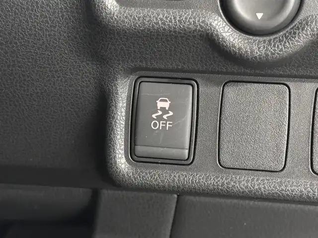 日産 ノート ニスモS 三重県 2018(平30)年 5.9万km ダークメタルグレー プレミアムガソリン/FF/5F/純正 7インチナビ MM318D-W/（iPod/SD/FM/AM/TV/USB/Bluetooth/CD/DVD/MUSIC STOCKER/VTR/AUX）/バックカメラ/ETC2.0/安全/・ABS/・VDC：ビークルダイナミクスコントロール/・横滑り抑制/・運転席・助手席エアバッグ/など/装備/・専用スポーツシート（スェード）/・オートエアコン/・ステアリングスイッチ/・オートライト/・LEDヘッドライト/・リヤフォグランプ/・プッシュスタート/・純正17inAW（17×7J＋47、100-4H）/・スマートキーx1/・保/など/【専用装備】/●専用車速感応式電動パワーステアリング/●専用本革・アルカンターラ巻3本スポークステアリング/●専用エンブレム〈センタークラスター〉/●専用コンビメーター（nismoロゴ入り、260km/hスケール）/●NISMO S専用アルミ製アクセル・ブレーキ・クラッチペダル・フットレスト/●専用チューニングコンピューター（ECU）/●NISMO S専用サスペンション、フロントスタビライザー強化/●専用ブレーキシステム（リヤディスク）/●ボディ補強/など