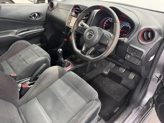 日産 ノート ニスモS 三重県 2018(平30)年 5.9万km ダークメタルグレー プレミアムガソリン/FF/5F/純正 7インチナビ MM318D-W/（iPod/SD/FM/AM/TV/USB/Bluetooth/CD/DVD/MUSIC STOCKER/VTR/AUX）/バックカメラ/ETC2.0/安全/・ABS/・VDC：ビークルダイナミクスコントロール/・横滑り抑制/・運転席・助手席エアバッグ/など/装備/・専用スポーツシート（スェード）/・オートエアコン/・ステアリングスイッチ/・オートライト/・LEDヘッドライト/・リヤフォグランプ/・プッシュスタート/・純正17inAW（17×7J＋47、100-4H）/・スマートキーx1/・保/など/【専用装備】/●専用車速感応式電動パワーステアリング/●専用本革・アルカンターラ巻3本スポークステアリング/●専用エンブレム〈センタークラスター〉/●専用コンビメーター（nismoロゴ入り、260km/hスケール）/●NISMO S専用アルミ製アクセル・ブレーキ・クラッチペダル・フットレスト/●専用チューニングコンピューター（ECU）/●NISMO S専用サスペンション、フロントスタビライザー強化/●専用ブレーキシステム（リヤディスク）/●ボディ補強/など