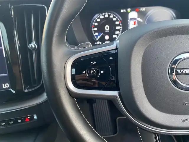 ボルボ ＸＣ６０ T8 ポールスターエンジニアード 福岡県 2020(令2)年 4.8万km クリスタルホワイトP ・サンルーフ/・アダプティブクルーズコントロール/・純正ナビ/BT/USB/carplay/・全方位カメラ/・ハーフレザーシート/シートヒーター/・ドライブレコーダー/・フルセグ/・ETC/・純正21AW/・ステアリングヒーター/・LEDライト/・BLIS/・ワイヤレス充電/・スペアキー/・保証書/・取扱説明書