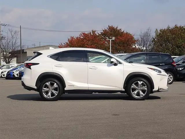 レクサス ＮＸ 300h バージョンL 山形県 2015(平27)年 9.7万km ソニッククォーツ 衝突被害軽減/純正SDナビ/　　【CD DVD BD BT フルセグ USB AUX MSV】/バックカメラ/電動リアゲート/アダプティブクルーズコントロール/LEDオートライト/レザーシート/パワーシート/シートヒーター/シートエアコン/純正18インチアルミホイール/ドライブレコーダー/アイドリングストップ/ステアリングスイッチ/ステアリングヒーター/パドルシフト/電動格納ウィンカーミラー/フォグランプ/スマートキー×２/カードキー/ETC2.0